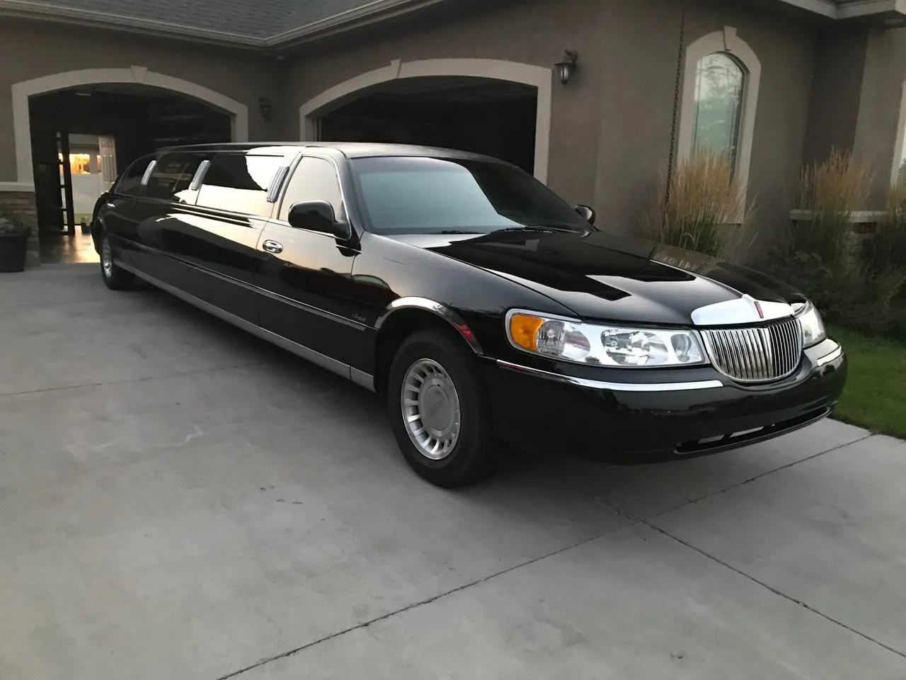 BLK NYT – Lincoln Town Car Black BLK NYT – Lincoln Town Car for limo rental