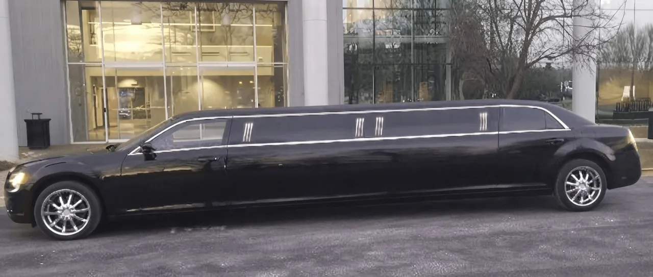 C300 Limousine, black (2)
