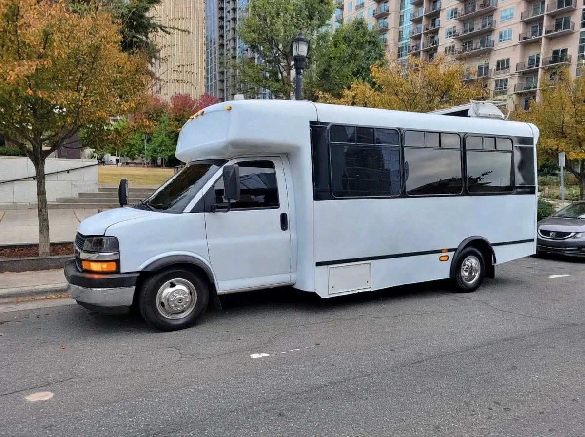 Chevrolet Party Bus Chevrolet Party Bus, white – for rent