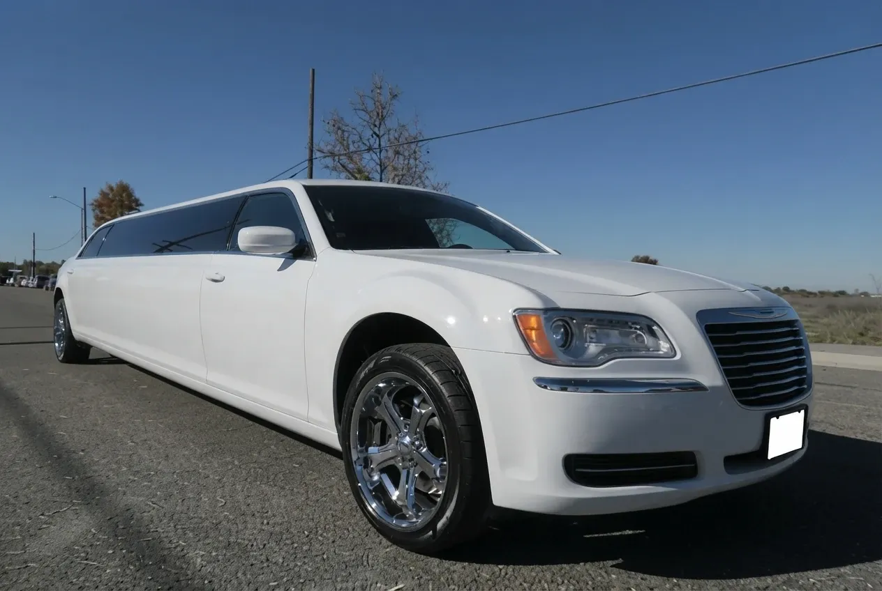 Chrysler 300 Limousine Chrysler 300 Limousine, white – for rent