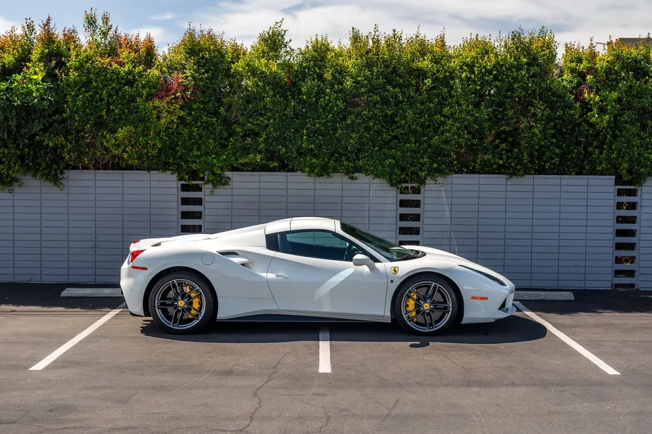 Ferrari 488 Spider, white (2)