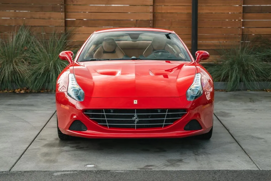 Ferrari California T, red (6)