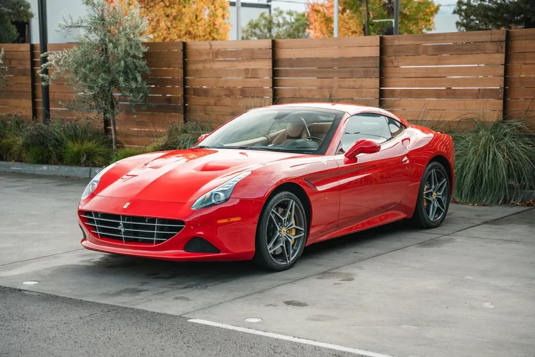 Ferrari California T, red (4)