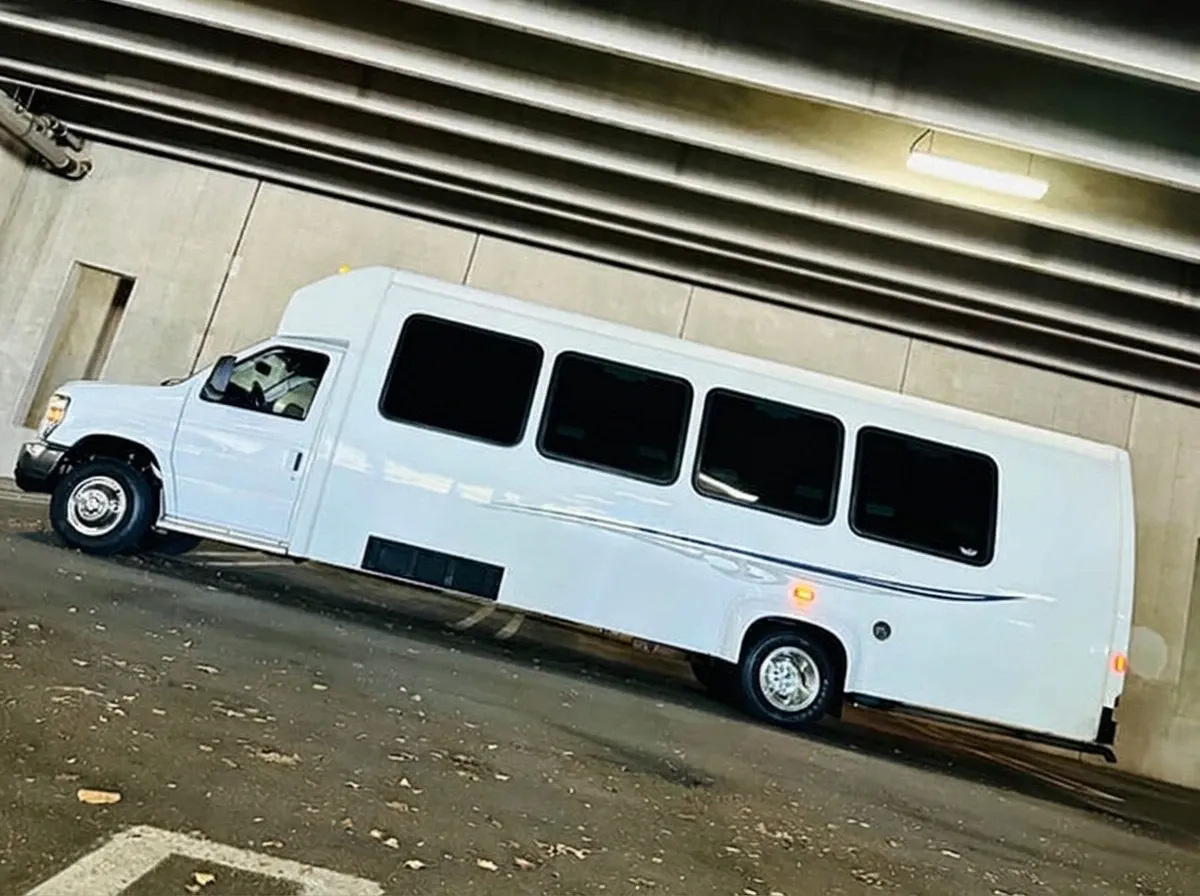 Ford E-450 Series Party Bus Ford E-450 Series Party Bus, white – for rent