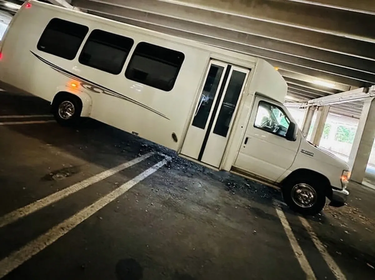 Ford E-450 Series Party Bus, white (12)