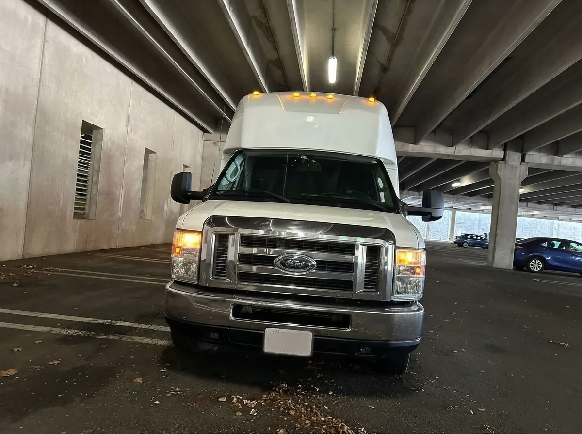 Ford E-450 Series Party Bus, white (3)