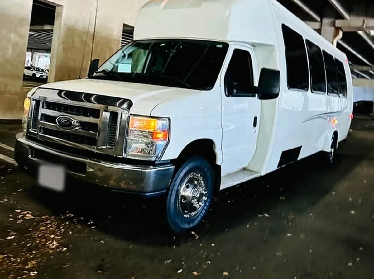 Ford E-450 Series Party Bus, white (9)