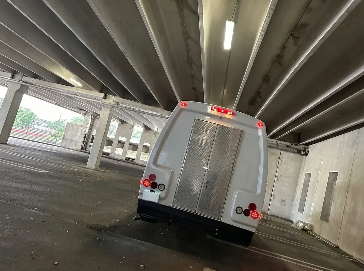 Ford E-450 Series Party Bus, white (11)