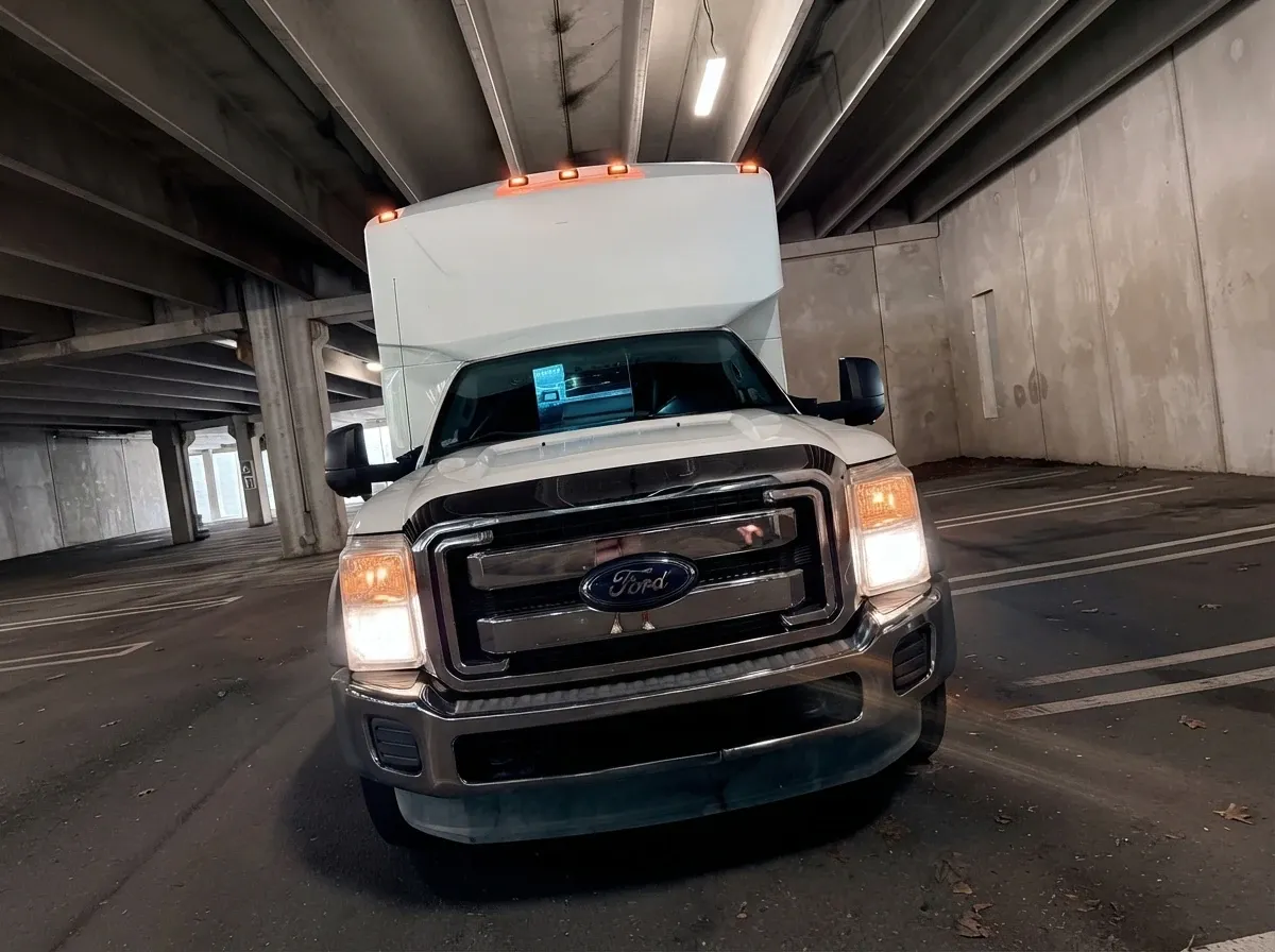 Ford F-550 Party Bus, white (6)