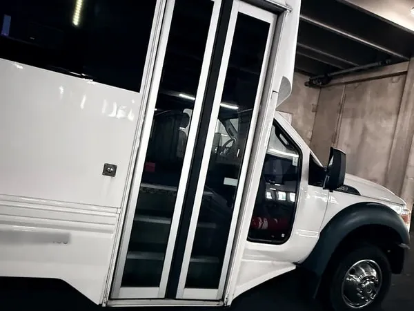 Ford F-550 Party Bus, white (2)
