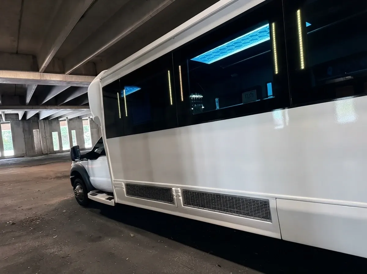 Ford F-550 Party Bus, white (9)