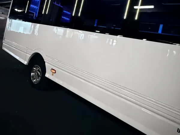 Ford F-550 Party Bus, white (3)
