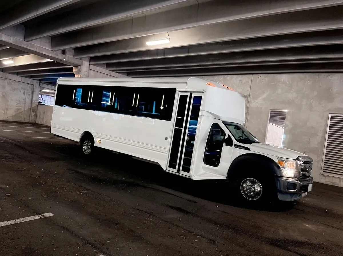 Ford F-550 Party Bus Ford F-550 Party Bus, white – for rent