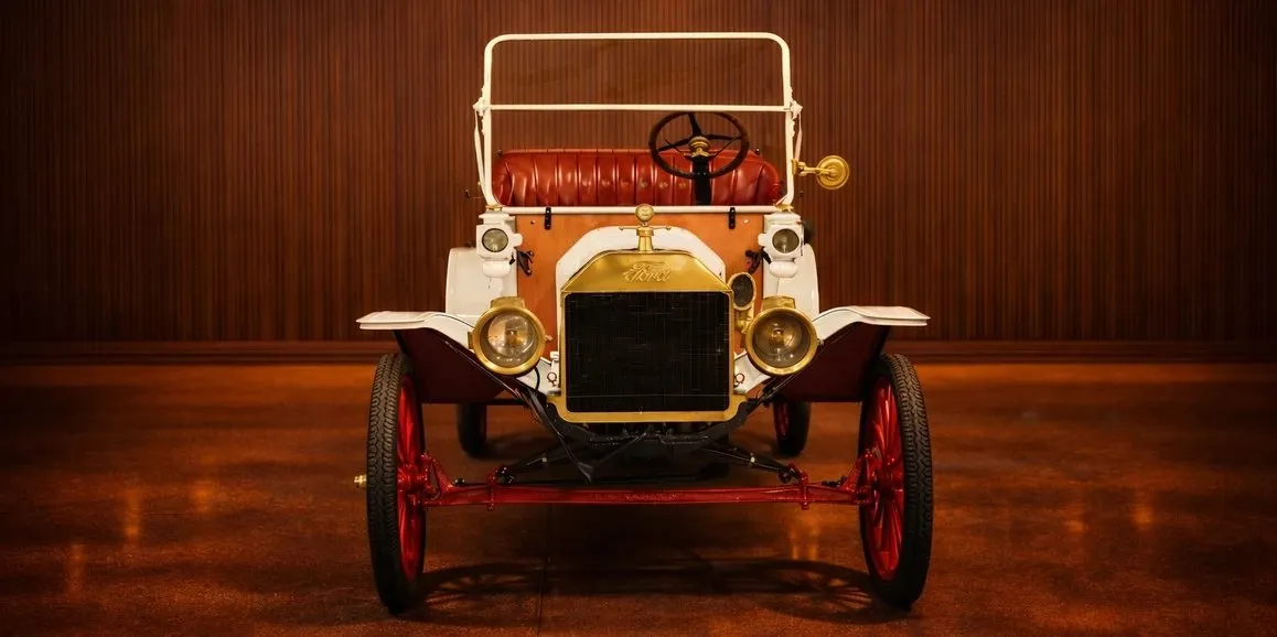 White Ford Model T Speedster 1912 Vintage for wedding car rental