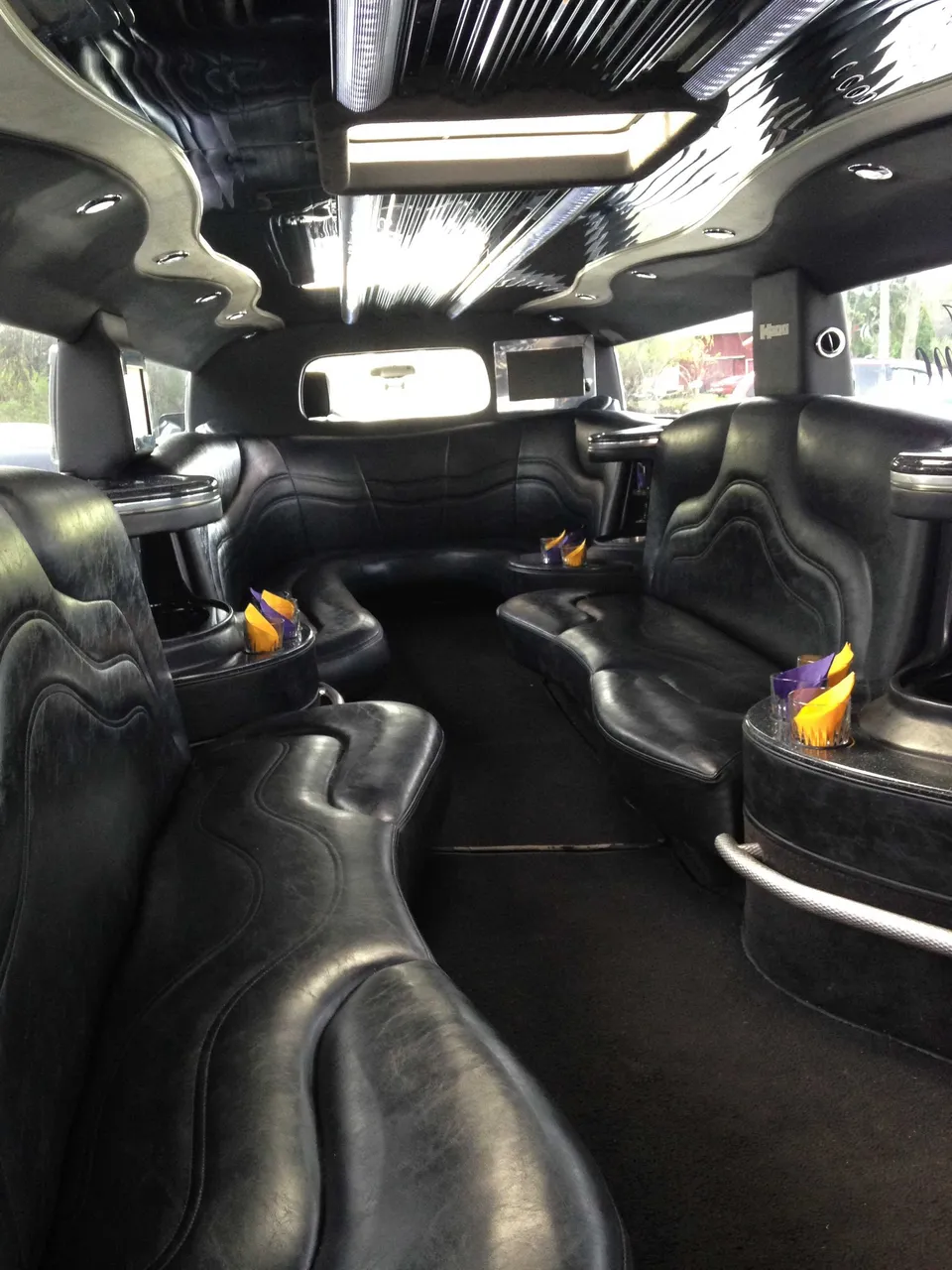 Hummer H2 Limousine - Elizabeth Taylor interior, photo 3 for limo rental Hummer H2 Limousine - Elizabeth Taylor interior, photo 3 for limo rental