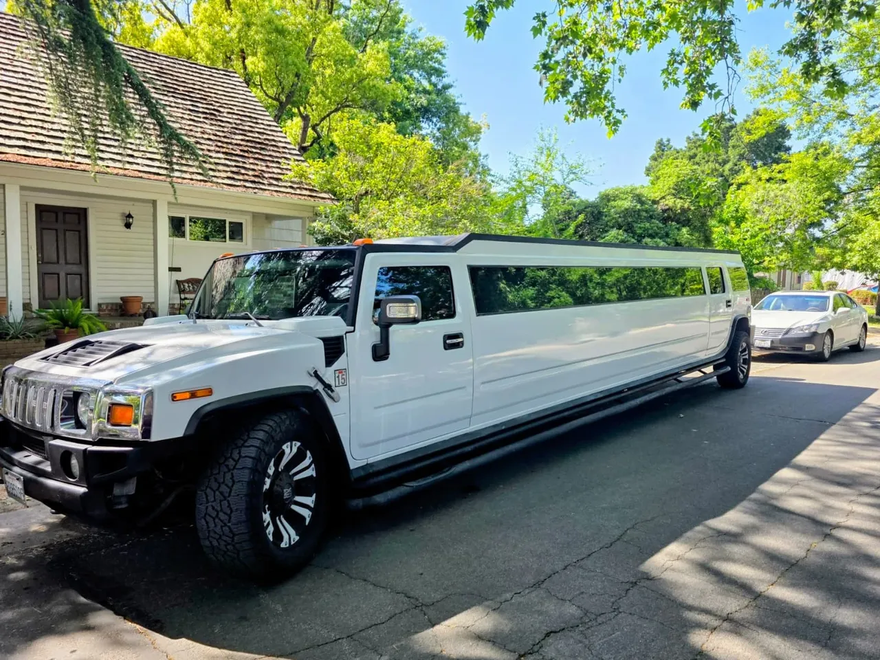 Hummer H2 White Limousine — 14 Passengers Hummer H2 White Limousine — 14 Passengers for limo rental