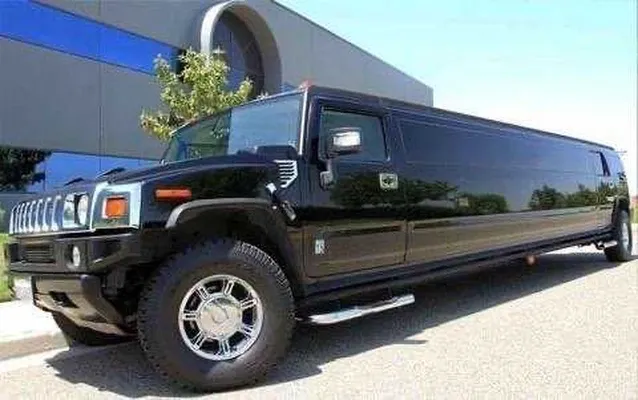 Hummer Limousine, black – for rent