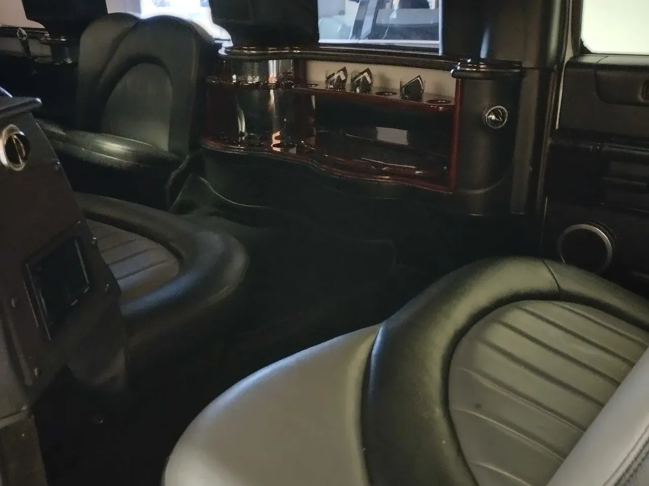 White Hummer Limousine Hummer Limousine, white – for rent