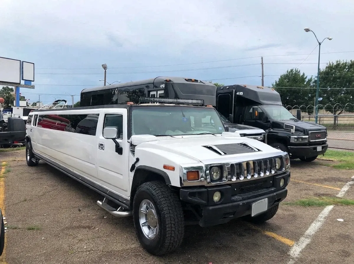 Hummer Limousine, pink – for rent
