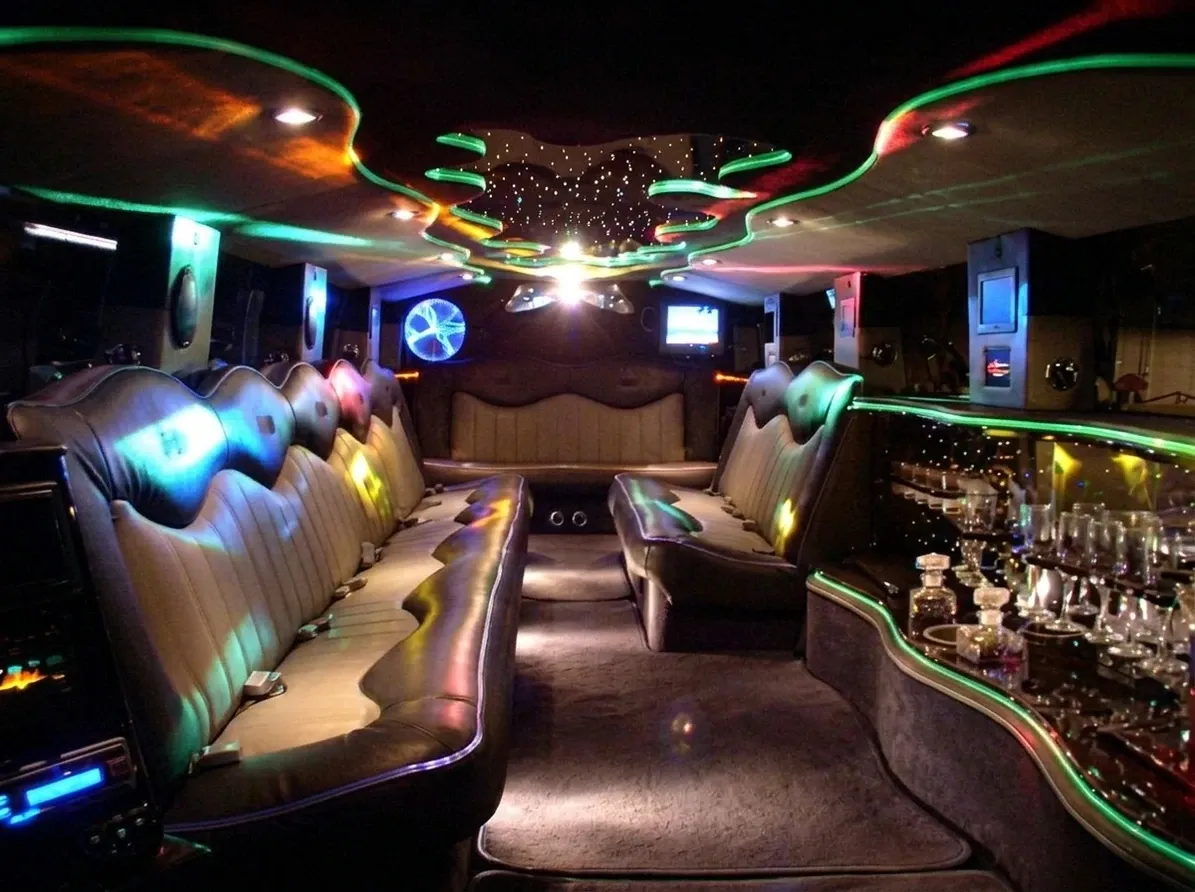 Hummer Limousine, white – for rent
