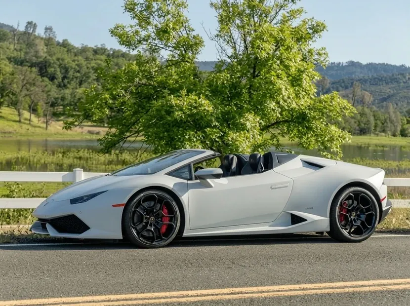 White Lamborghini Huracan LP610-4 Spyder Lamborghini Huracan LP610-4 Spyder, white – for rent