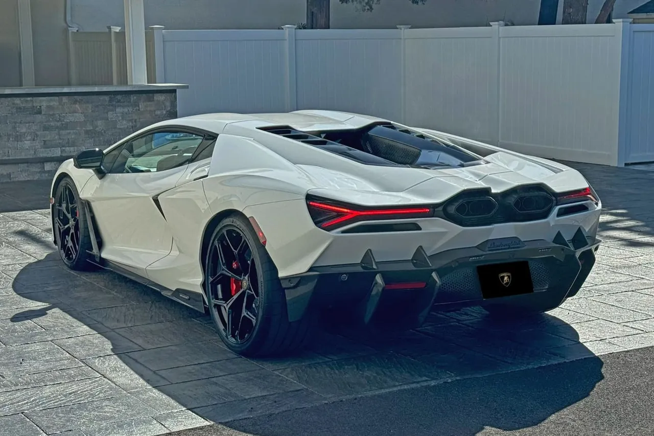Lamborghini Revuelto, white (4)