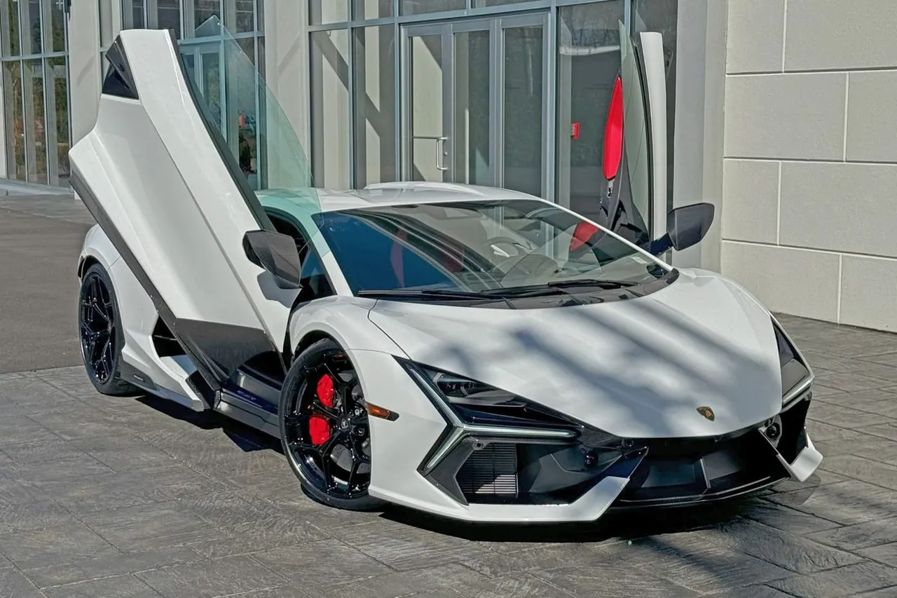 Lamborghini Revuelto, white (5)