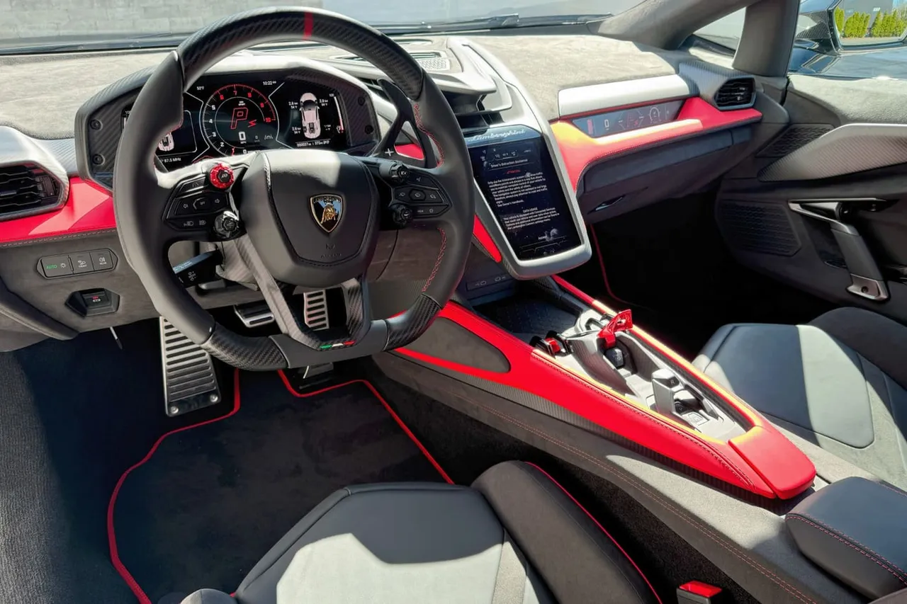 Lamborghini Revuelto, white (3)