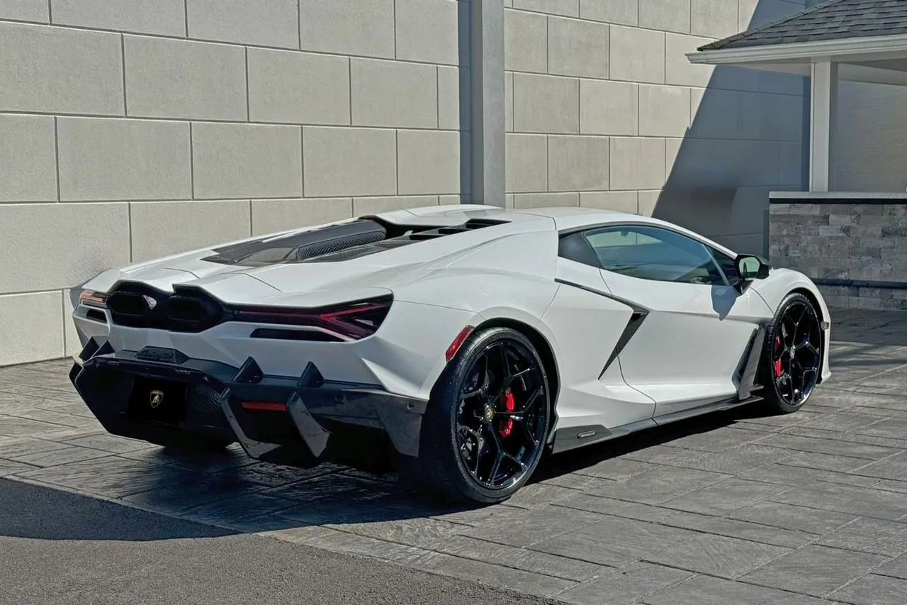 Lamborghini Revuelto, white (8)