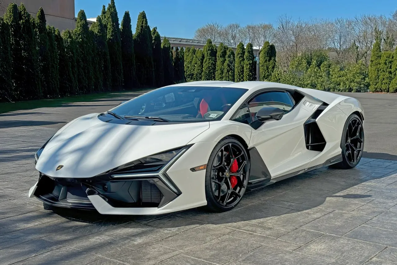 Lamborghini Revuelto, white (6)