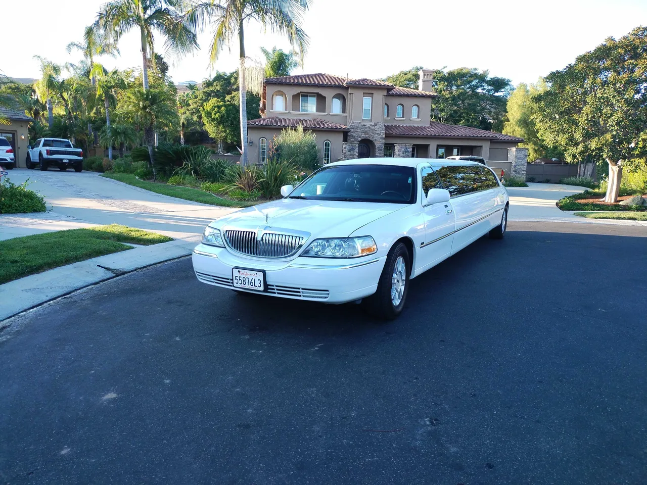 White Lincoln Limousine for limo rental