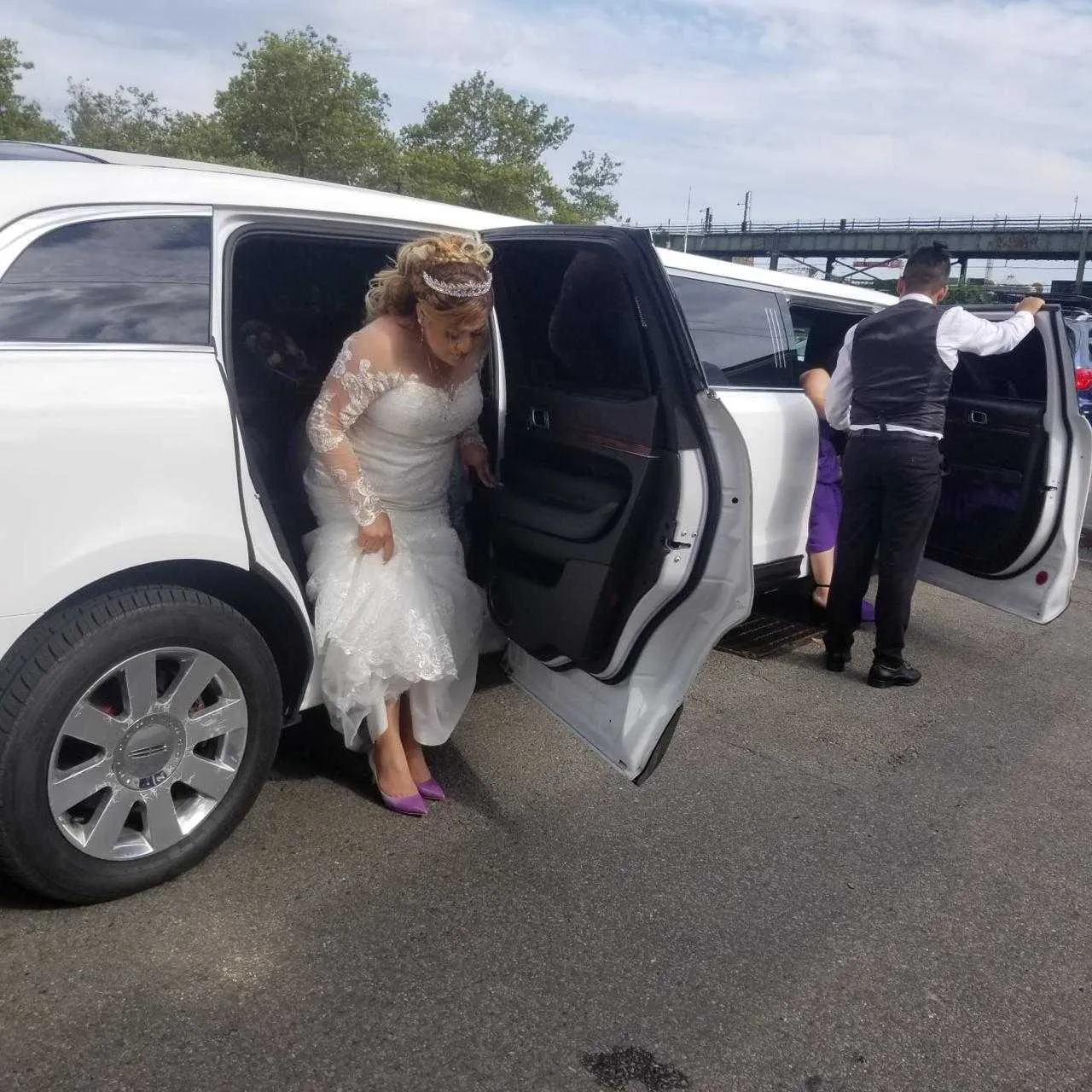 White Lincoln MKT Limo exterior for limo rental