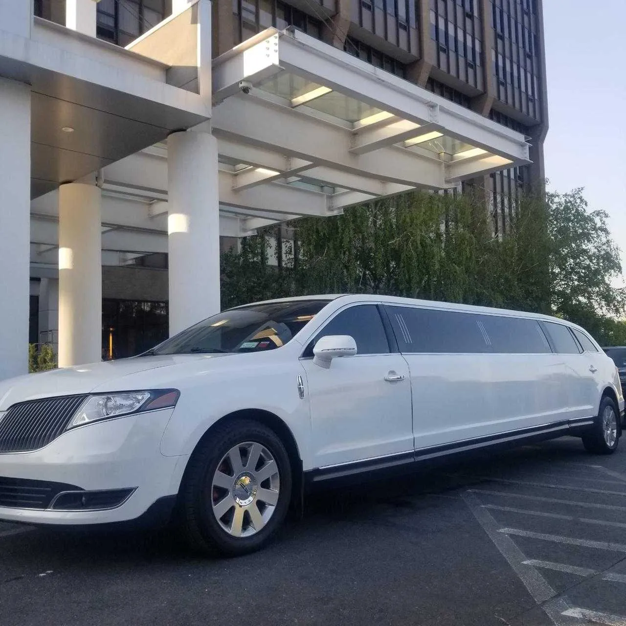 White Lincoln MKT Limo for limo rental