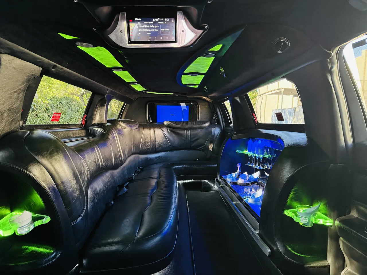 Black Lincoln MKT Limousine in Citrus Heights, CA Black Lincoln MKT Limousine for limo rental