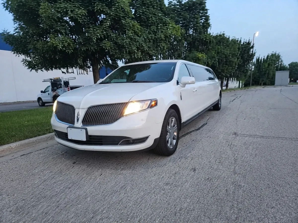 White Lincoln MKT Limousine Lincoln MKT Limousine, white – for rent
