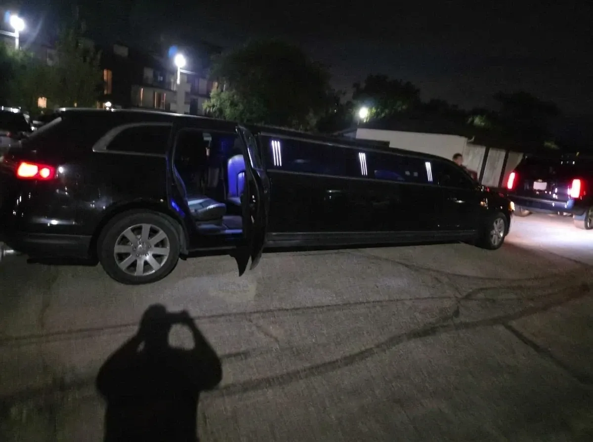 Lincoln MKT Limousine, black (3)