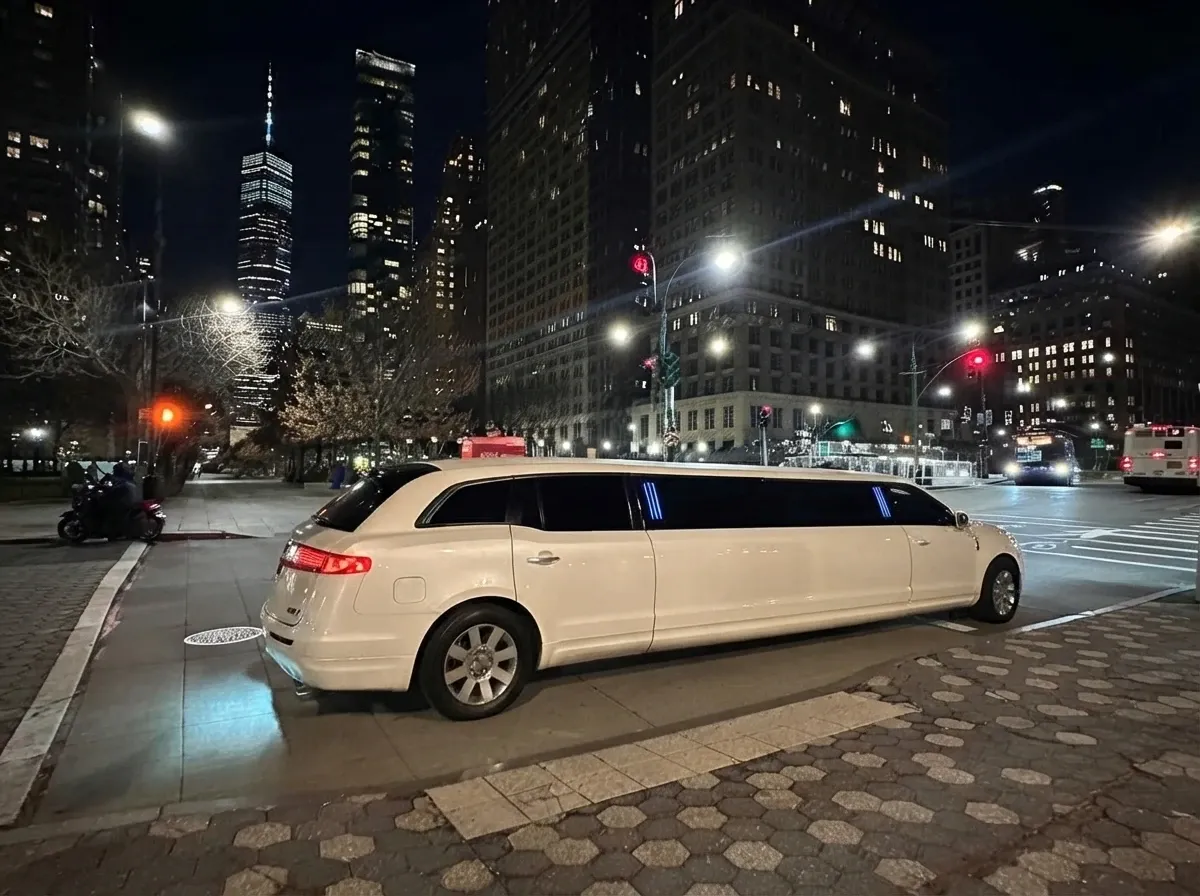 Lincoln MKT Limousine, white (3)