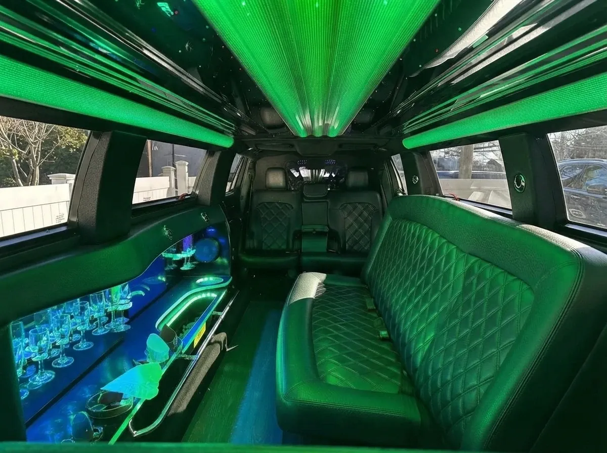 Lincoln MKT Limousine, white (6)