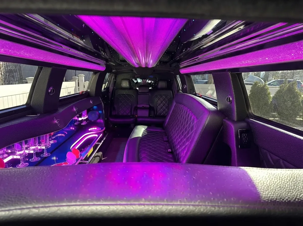 Lincoln MKT Limousine, white (4)