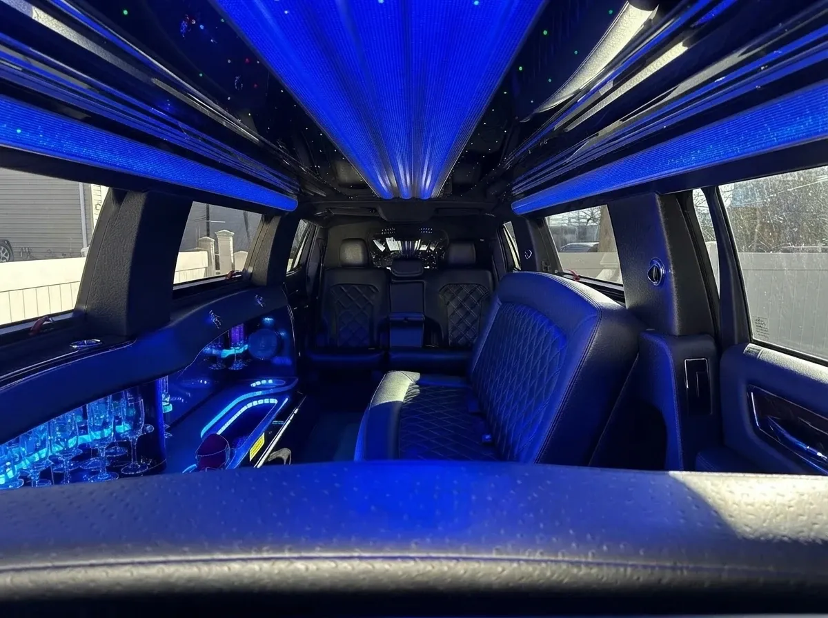 Lincoln MKT Limousine, white (2)