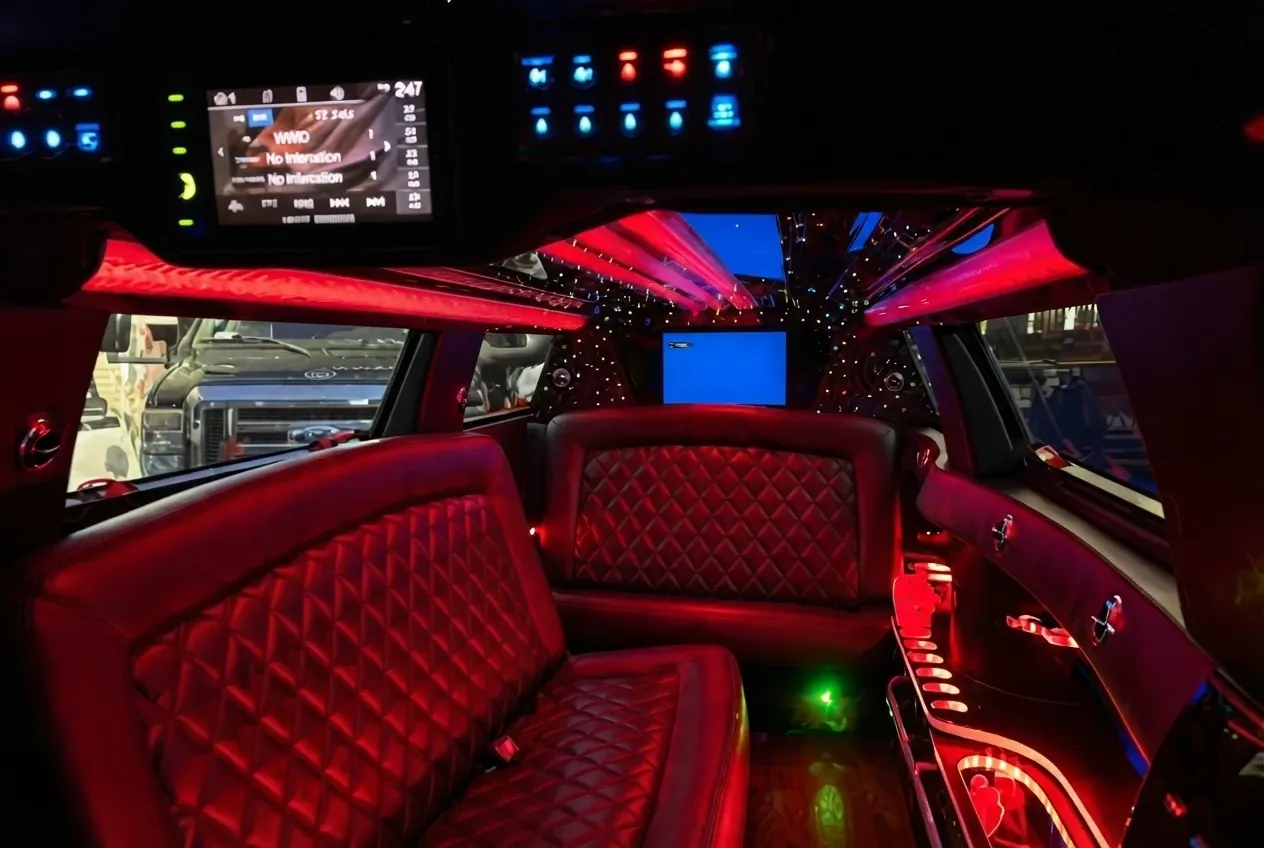 Lincoln MKT Limousine, white (5)