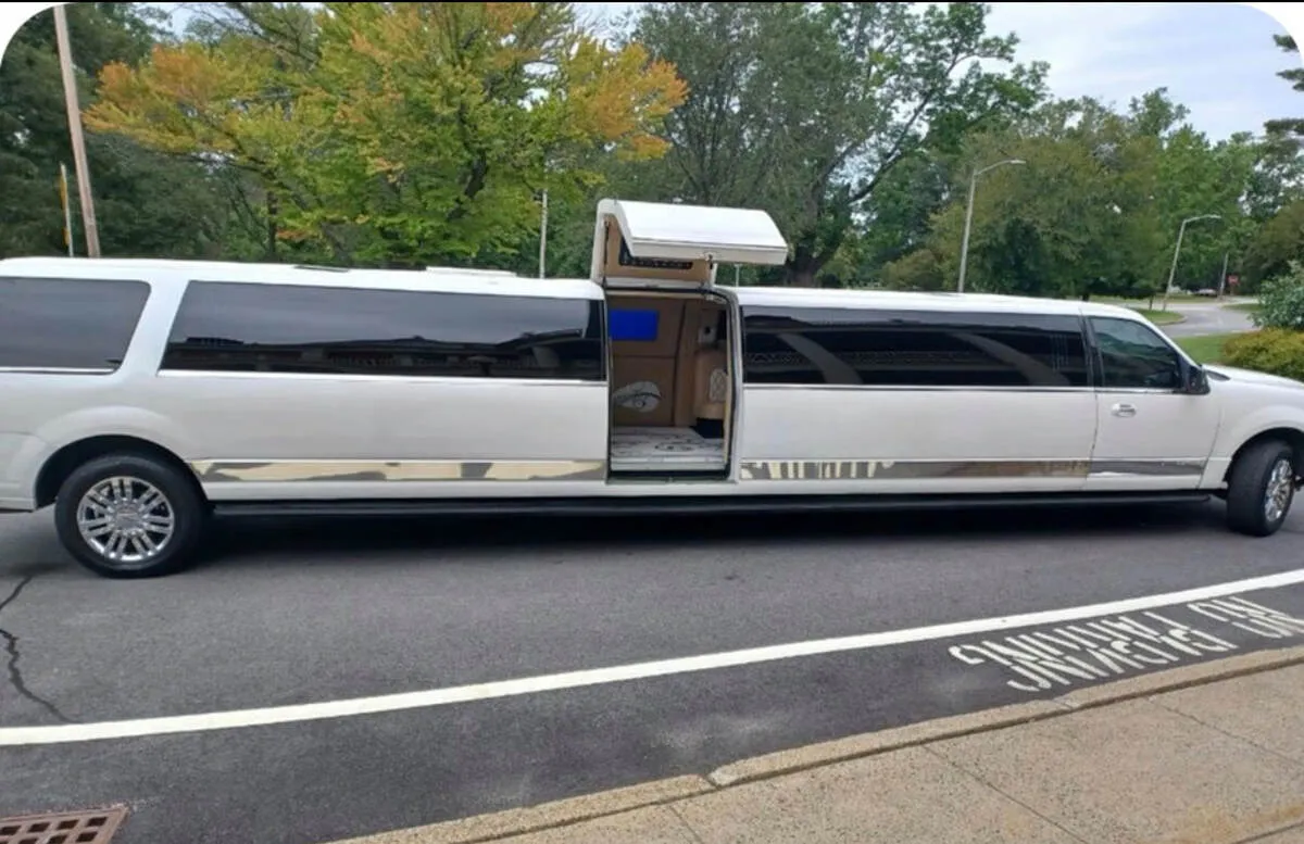 LINCOLN NAVIGATOR (18 Passengers) White LINCOLN NAVIGATOR (18 Passengers) with tinted windows for limo rental
