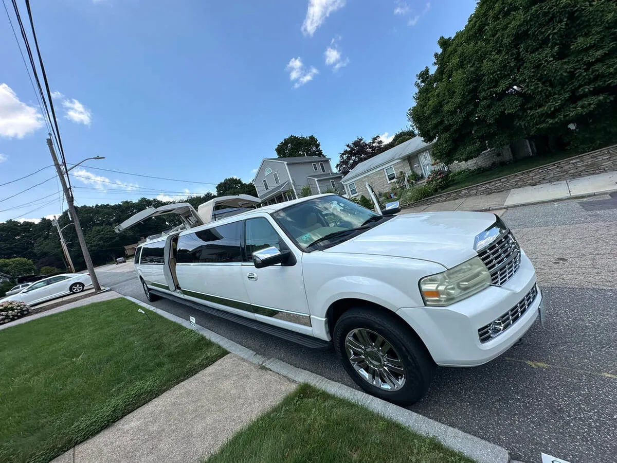 White LINCOLN NAVIGATOR (18 Passengers) exterior for limo rental