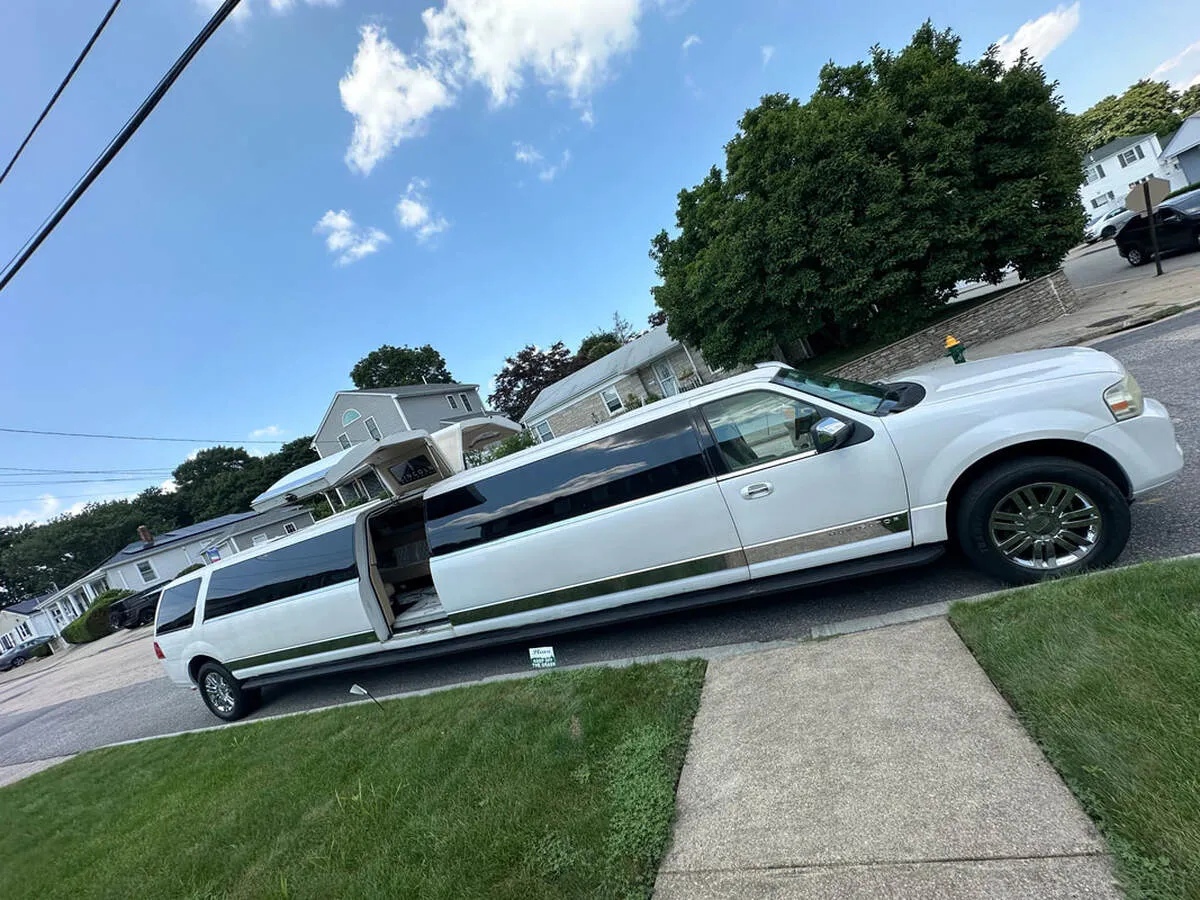 White LINCOLN NAVIGATOR (18 Passengers) exterior with tinted windows for limo rental