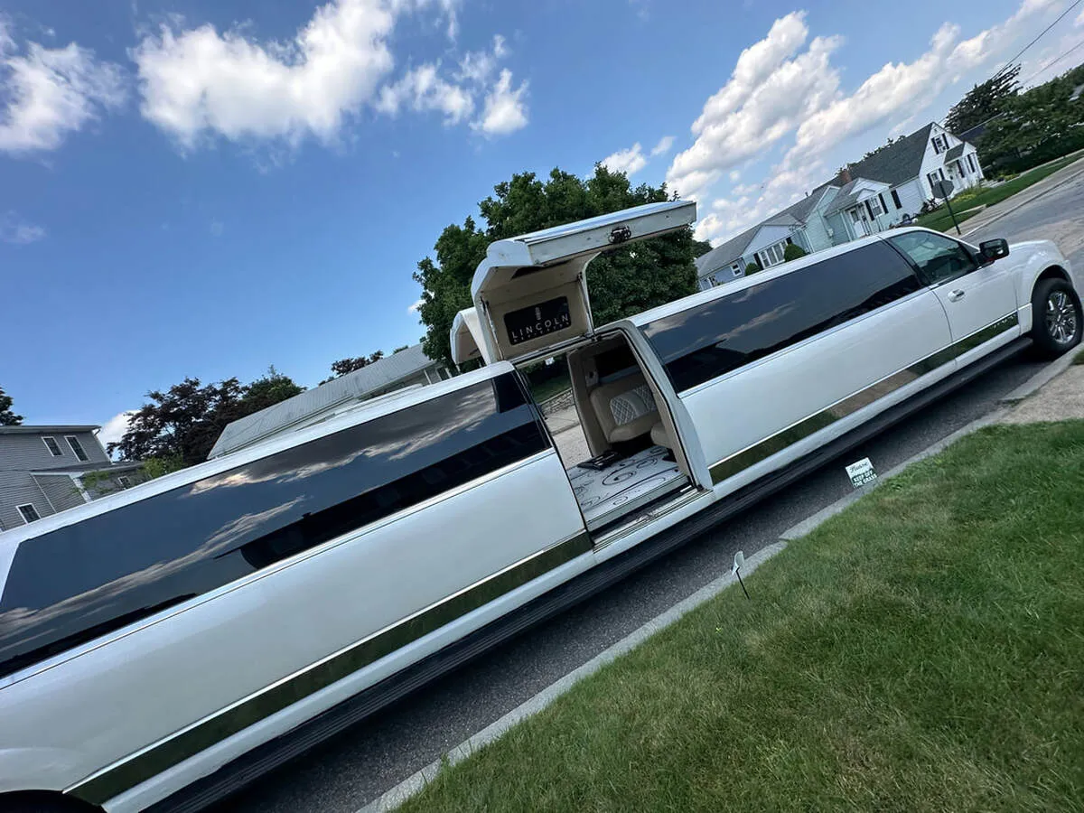 White LINCOLN NAVIGATOR (18 Passengers) exterior with tinted windows, photo 4 for limo rental