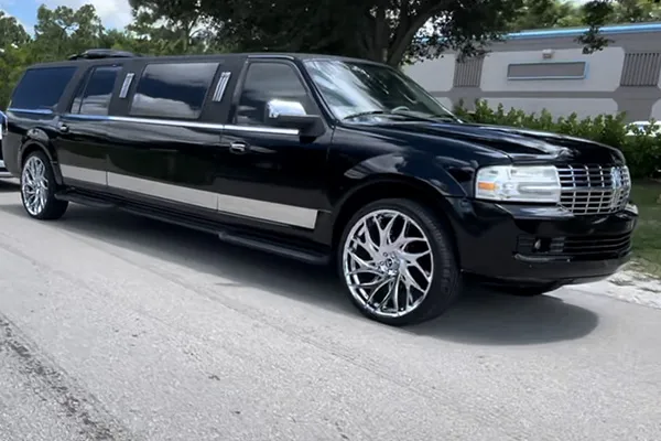 Lincoln Navigator Stretch Limousine in Estero, FL Lincoln Navigator Stretch Limousine for limo rental