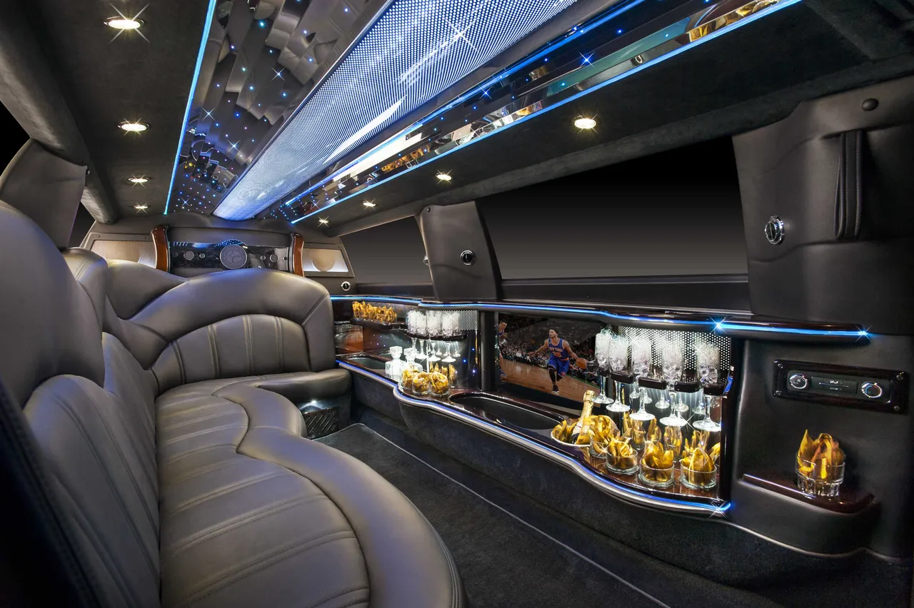 Lincoln Stretch Limo interior for limo rental