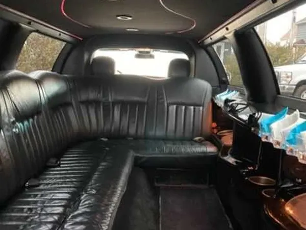White Lincoln Town Car Lincoln Town Car, white – for rent