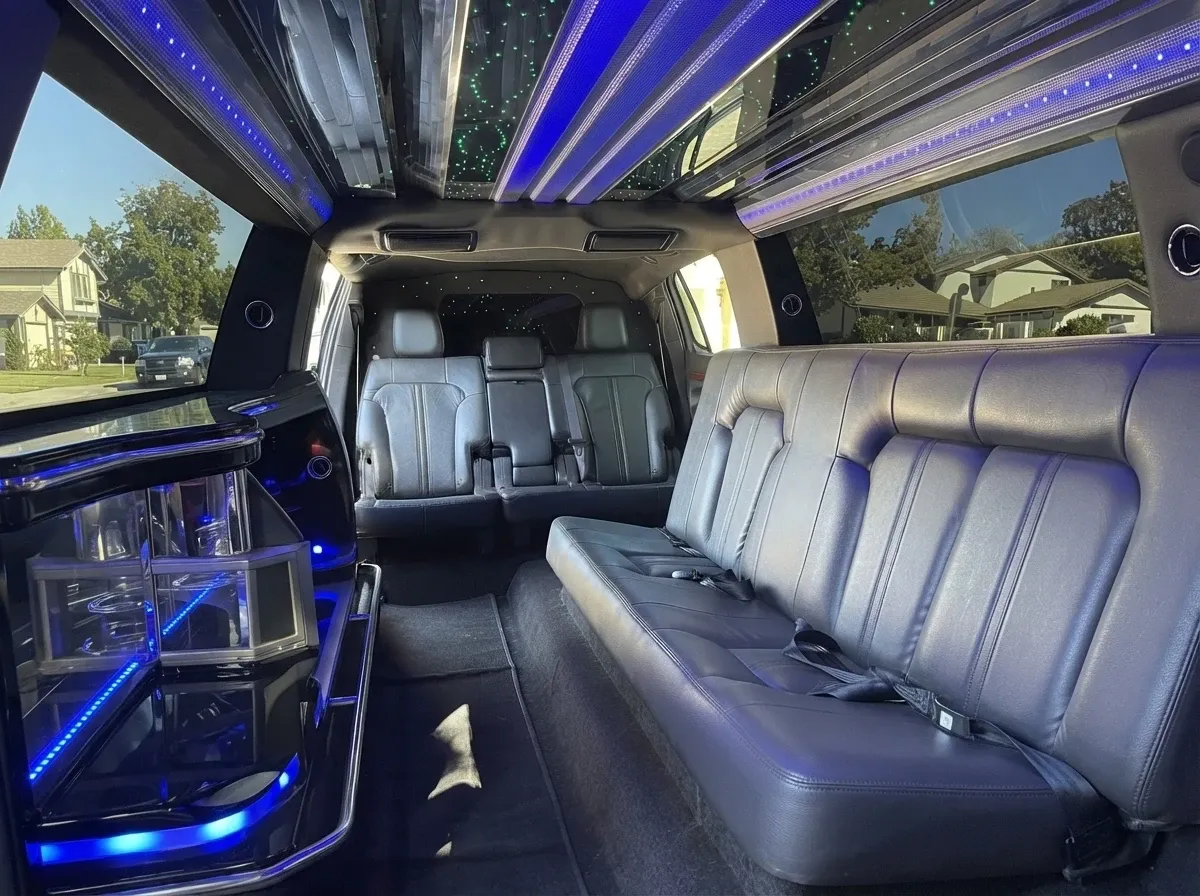 Lincoln Town Car Limousine, black – for rent