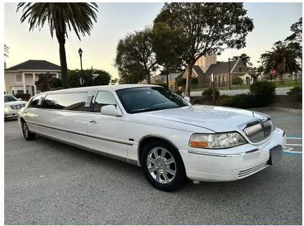 Lincoln Town Car Limousine Lincoln Town Car Limousine, white – for rent